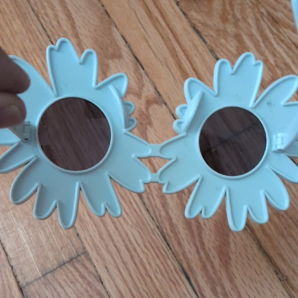 White Daisy‎ Shaped Sunglasses - Picture 8 of 8